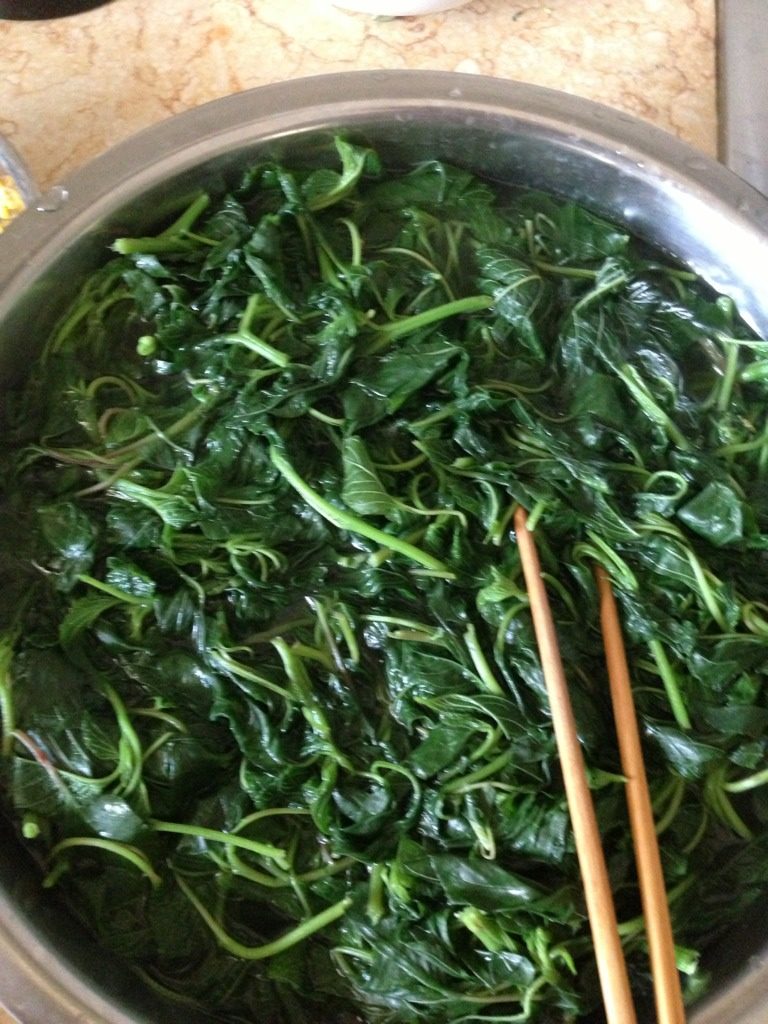 野苋菜鸡蛋虾皮粉条包,苋菜洗净后用盐水浸泡一会儿后用开水烫熟。烫时加少许盐,油,捞出过凉水。