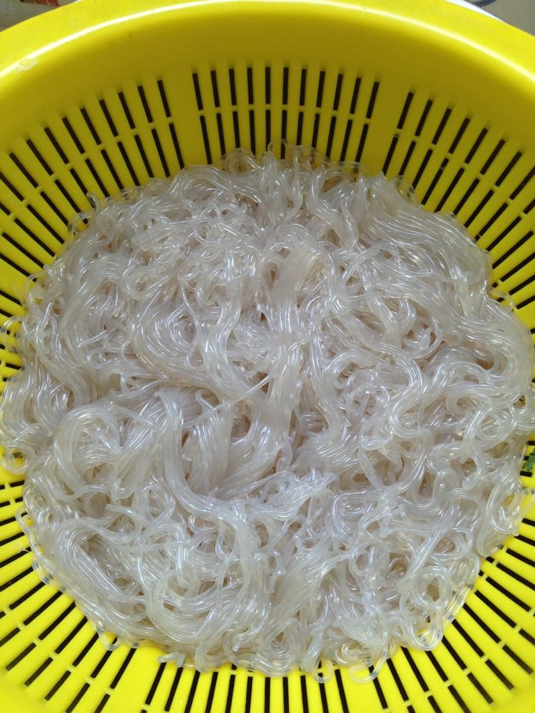 野苋菜鸡蛋虾皮粉条包,<a style='color:red;display:inline-block;' href='/shicai/ 525'>粉条</a>煮熟,不要过凉水,控干。