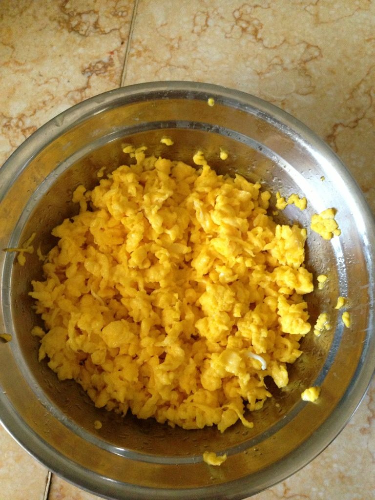 野苋菜鸡蛋虾皮粉条包,<a style='color:red;display:inline-block;' href='/shicai/ 9'>鸡蛋</a>五六个打散,炒熟。油七八分热时,将蛋液慢慢倒入热油,同时用筷子迅速搅散,这样就不需再去。剁碎