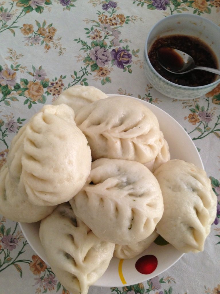 野苋菜鸡蛋虾皮粉条包,凉水蒸包子。蒸屉上抹油,码上包子,要有间隙。上汽后,15~20分钟后关火。再等待两三分钟后揭开锅盖拾包子。