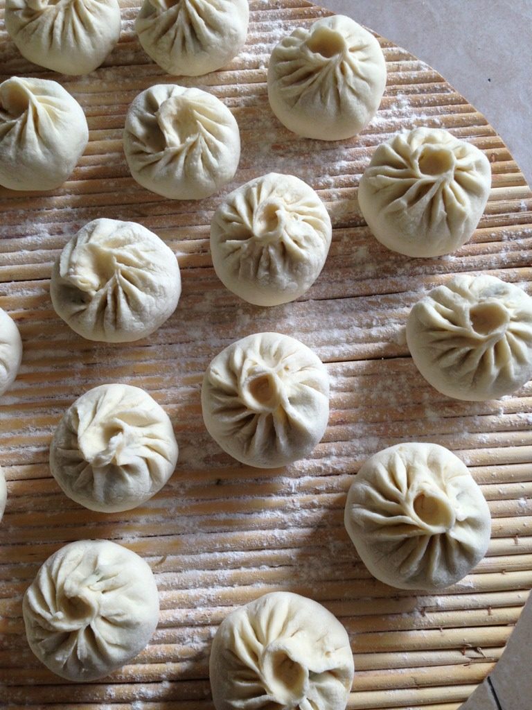 豇豆猪肉包,发好的面搓成4，5公分直径的长条，再切成2公分厚的剂子。擀皮，包馅儿。