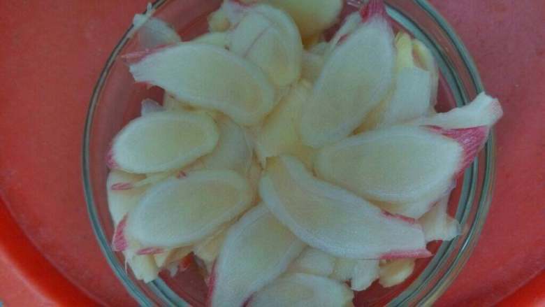 腌仔姜,把仔姜切薄片放碗内