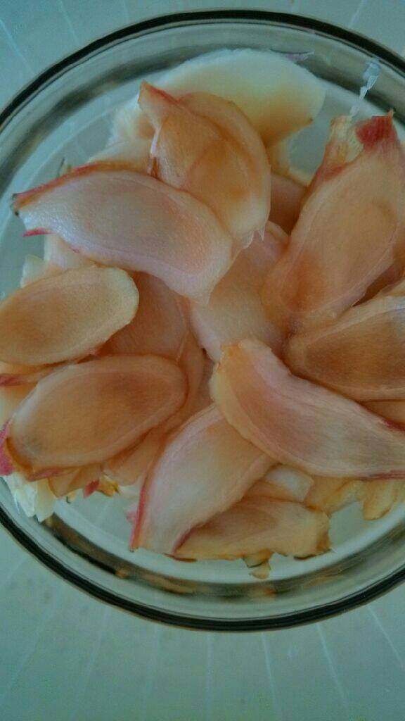 腌仔姜,<a style='color:red;display:inline-block;' href='/shicai/ 788'>生抽</a>和醋取另碗调好汁浇在姜片上等上半小时吃更入味