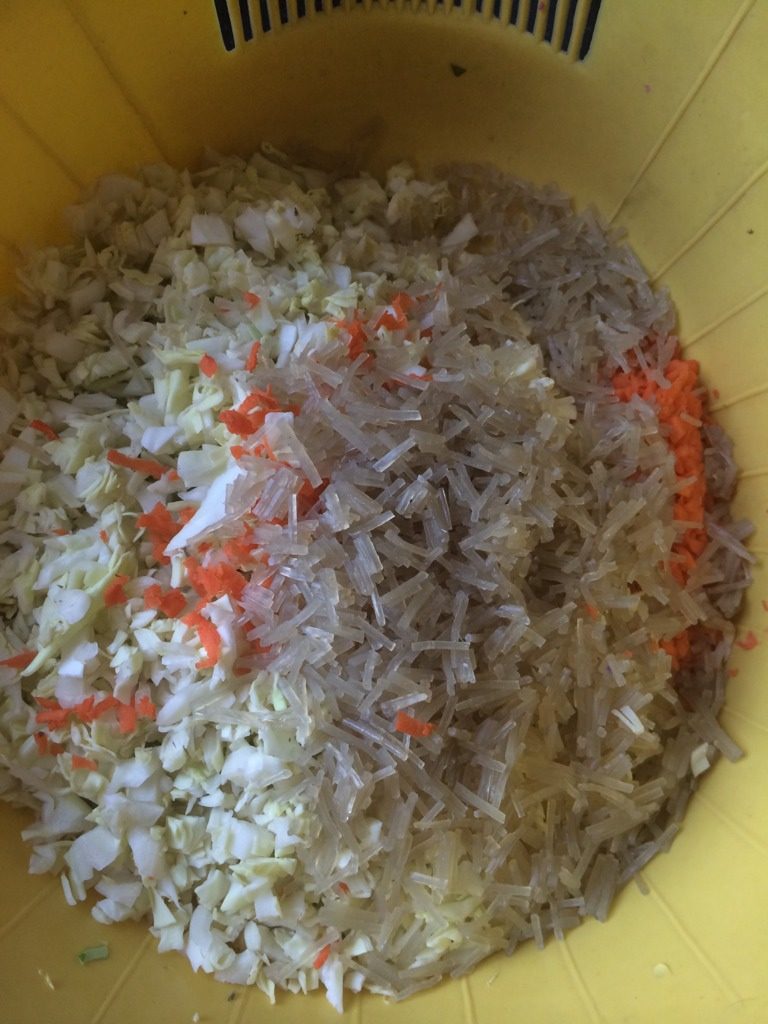 虾皮圆白菜馅儿饼,如图把所有选材切碎