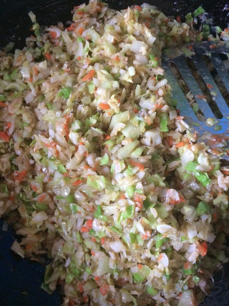 虾皮圆白菜馅儿饼,如图将切好的菜跟虾皮翻炒均匀调味。