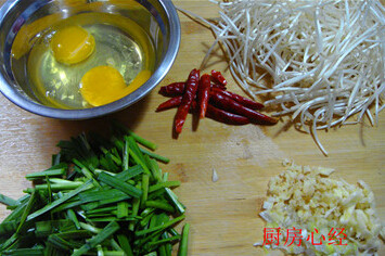 炒合菜,豆芽菜要掐去二端，葱姜蒜切粒；<a style='color:red;display:inline-block;' href='/shicai/ 116'>韭菜</a>切段