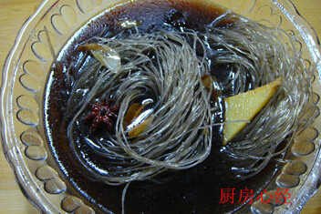 炒合菜,锅中加油，爆香八角；葱姜，加入清水；<a style='color:red;display:inline-block;' href='/shicai/ 692'>酱油</a>；盐煮开自然冷却后，再浸泡红薯粉丝