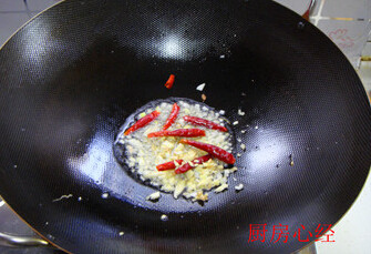 炒合菜,<a style='color:red;display:inline-block;' href='/shicai/ 9'>鸡蛋</a>提前炒成块状备用，锅中爆香葱姜蒜粒和<a style='color:red;display:inline-block;' href='/shicai/ 86474'>干辣椒</a>