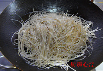 炒合菜,放入豆芽菜迅速炒匀，接着就放入红薯粉丝