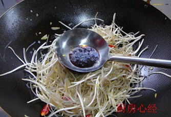炒合菜,用筷子将粉丝翻炒均匀，最小火慢慢炒，调入<a style='color:red;display:inline-block;' href='/shicai/ 721'>蚝油</a>；<a style='color:red;display:inline-block;' href='/shicai/ 718'>料酒</a>；酱油；盐炒匀
