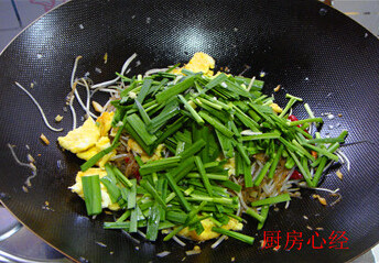 炒合菜,随后放入鸡蛋后，即可转中火，放入韭菜段
