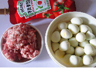 茄汁肉丸苦瓜圈,准备好<a style='color:red;display:inline-block;' href='/shicai/ 5353'>肉馅</a> 煮熟的<a style='color:red;display:inline-block;' href='/shicai/ 12'>鹌鹑蛋</a>，葱姜切碎