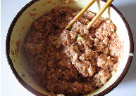 茄汁肉丸苦瓜圈,肉馅中加入葱姜碎 盐 <a style='color:red;display:inline-block;' href='/shicai/ 788'>生抽</a>，搅打至上劲