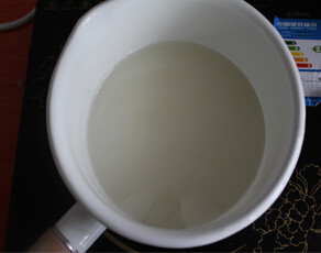 奶油焦糖酱,水和细砂糖一起放入锅中，小火加热