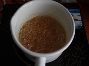 奶油焦糖酱,熬到离自己满意的焦糖程度还差一点的时候离火，锅的预热会把焦糖熬到满意的程度