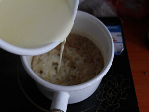 奶油焦糖酱,把淡奶油煮沸后一点点倒入熬好的焦糖中