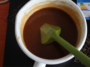 奶油焦糖酱,搅拌加了淡奶油的焦糖酱，等焦糖酱不在沸腾，搅拌均匀，放凉，装瓶就可以了