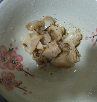 鲜鲍鱼鸡粥,鲍鱼洗净,去外壳,抠出鲍鱼肉,去除黄洗净,切片后用盐,糖,料酒拌匀