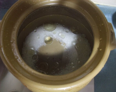 鲜鲍鱼鸡粥,大米洗净加入清水和花生油浸泡半小时
