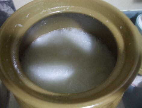 鲜鲍鱼鸡粥,砂锅用大火煮沸,转小火慢煮45分钟