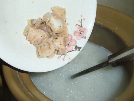 鲜鲍鱼鸡粥,投下鲍鱼片,搅拌以防粘锅底,煲15分钟