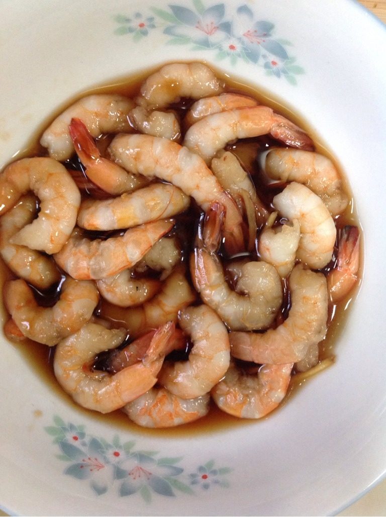 虾仁炸冬瓜丁,凤尾虾仁加入<a style='color:red;display:inline-block;' href='/shicai/ 718'>料酒</a>、姜丝、<a style='color:red;display:inline-block;' href='/shicai/ 721'>蚝油</a>、<a style='color:red;display:inline-block;' href='/shicai/ 756'>鸡精</a>、盐进行腌制（30分钟至1小时）