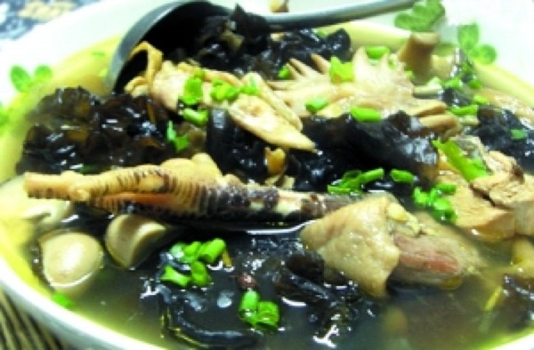 金针木耳煲鸡汤