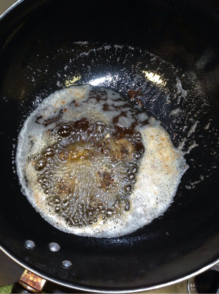 虾仁炸冬瓜丁,炒锅内放油大火烧开,将挂浆裹粉的冬瓜丁滑入油锅,用中小火把瓜丁表面炸至金黄,盛出沥干油装盘