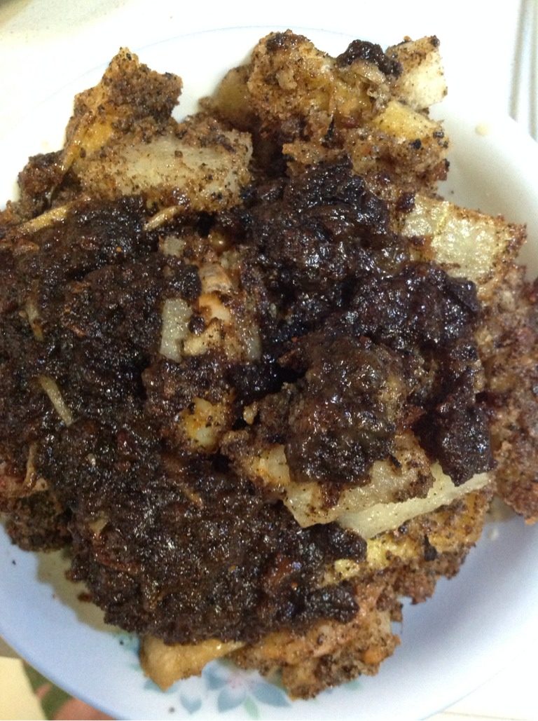 虾仁炸冬瓜丁,锅内留少量油加热,将之前腌制虾仁的料酒汁加入生粉,入锅内调成稠汁对瓜丁勾芡,<a style='color:red;display:inline-block;' href='/shicai/ 61'>青椒</a>切片撒在盘中