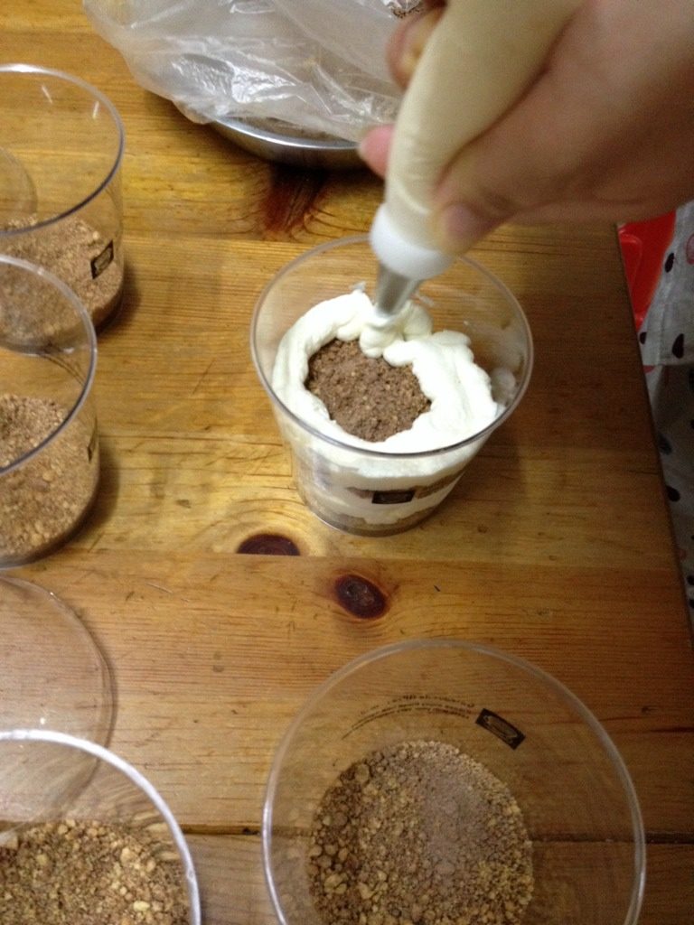 奶油木糠杯,然后在饼干上挤上一层打发好的奶油