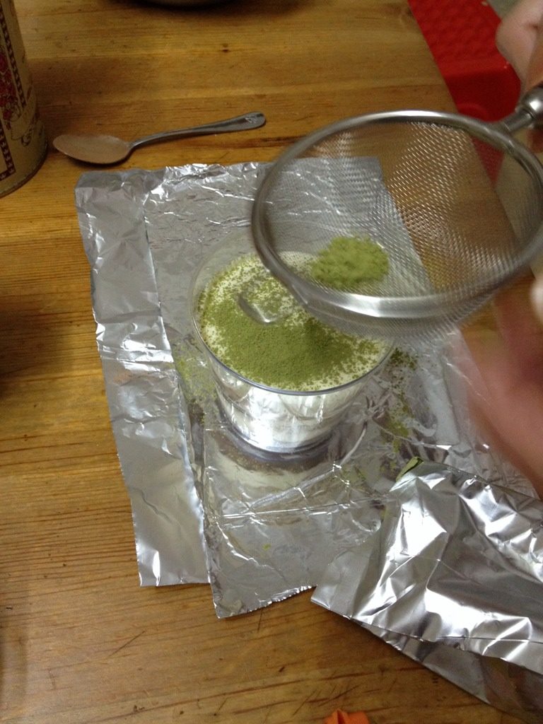 奶油木糠杯,放入冰箱冷藏30分钟，吃前表面筛上抹茶粉或可可粉，再放上几颗<a style='color:red;display:inline-block;' href='/shicai/ 623'>蓝莓</a>装饰即可。