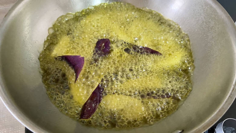 鱼香茄子盖饭,锅中加宽油,油温六七成热,中火下茄子块,炸到茄子变软,沥油盛出