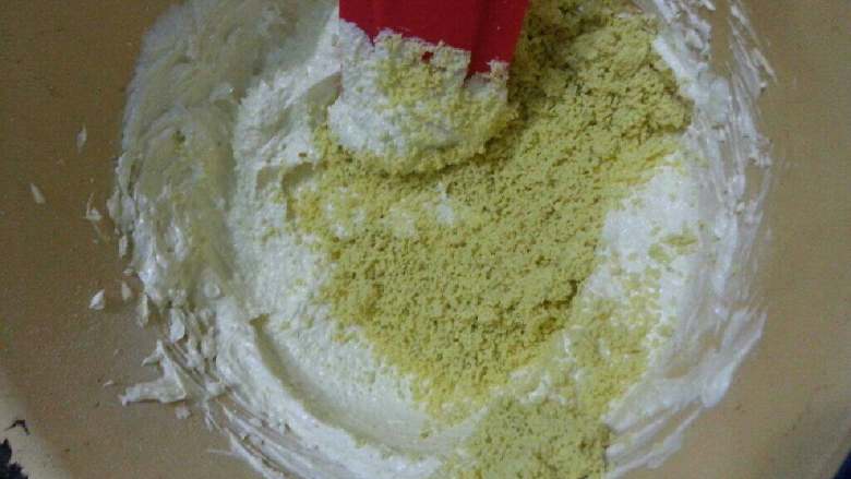 玛格丽特小饼干,加入碾碎的熟蛋黄粉末用伴勺伴匀