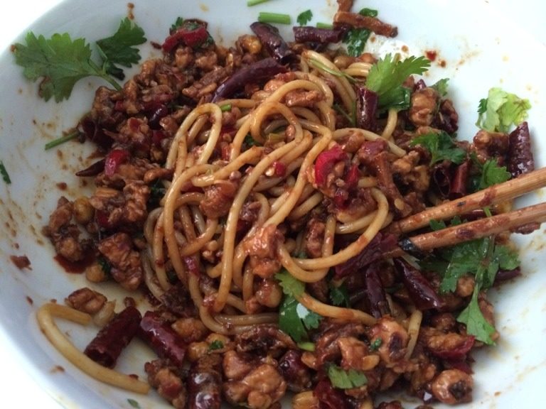 新疆鸡肉拌米粉,面上拌上酱即可