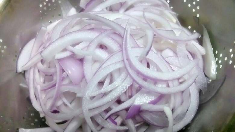 洋葱炒鸡蛋,<a style='color:red;display:inline-block;' href='/shicai/ 29'>洋葱</a>切丝