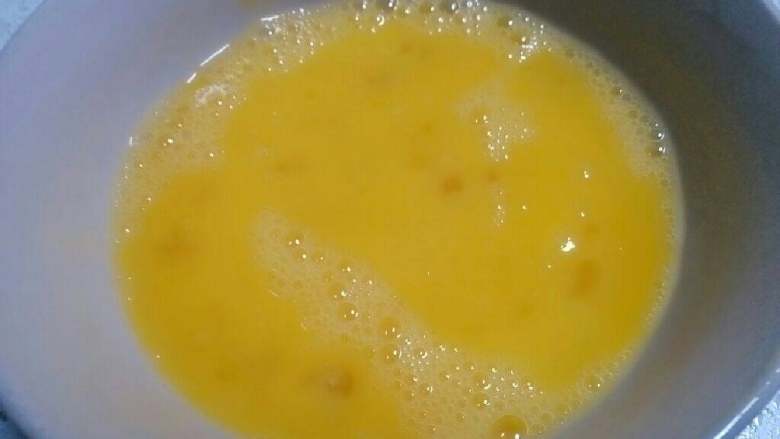 洋葱炒鸡蛋,<a style='color:red;display:inline-block;' href='/shicai/ 9'>鸡蛋</a>打碗里，加少许盐用筷子搅拌均匀