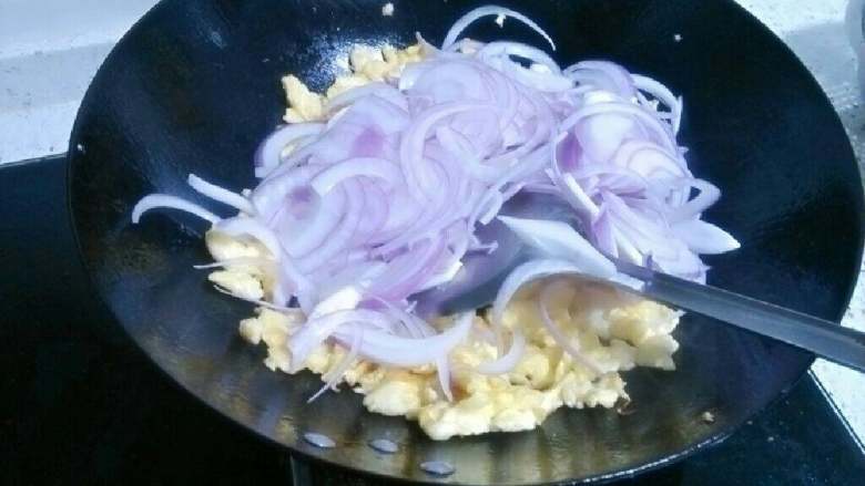 洋葱炒鸡蛋,开中大火，倒入洋葱