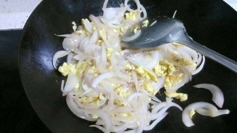洋葱炒鸡蛋,翻炒均匀，两分钟后加入盐和鸡精出锅