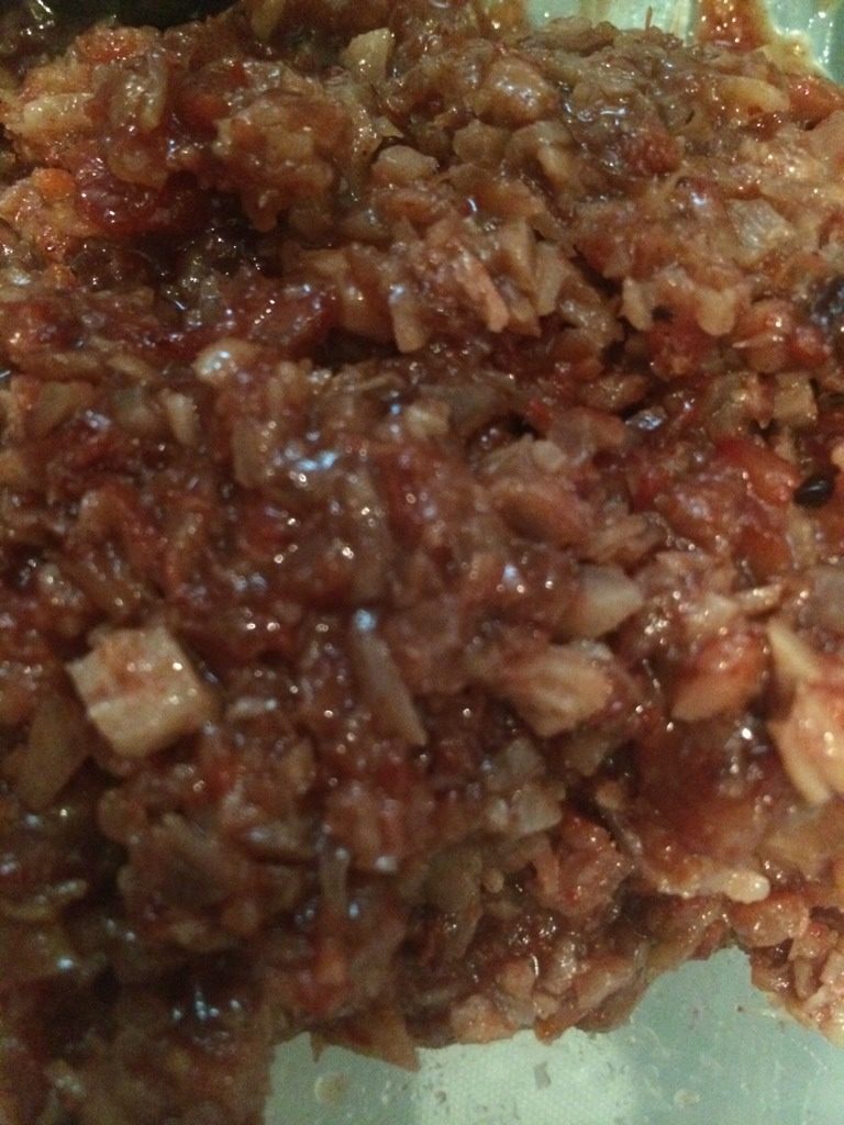 叉烧餐包,如图将<a style='color:red;display:inline-block;' href='/shicai/ 446'>叉烧肉</a>切成末，拌入叉烧酱，使<a style='color:red;display:inline-block;' href='/shicai/ 446'>叉烧肉</a>酱看上去很湿润；