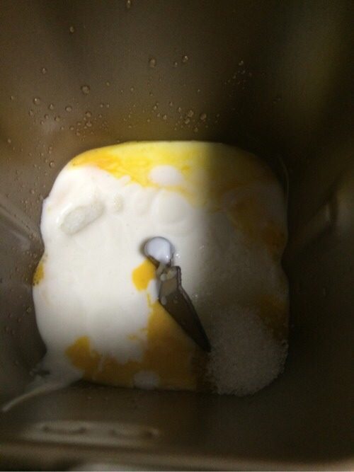 叉烧餐包,如图将2/3个打散的<a style='color:red;display:inline-block;' href='/shicai/ 9'>鸡蛋</a>液、120ml<a style='color:red;display:inline-block;' href='/shicai/ 219'>牛奶</a>倒入面包桶，在2个角分別加入1/2小勺盐、6小勺<a style='color:red;display:inline-block;' href='/shicai/ 10588'>糖</a>；