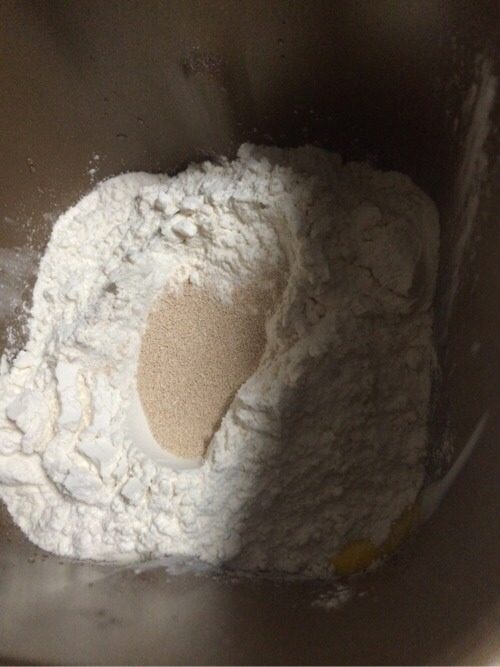 叉烧餐包,如图在面包桶中加入50g<a style='color:red;display:inline-block;' href='/shicai/ 548'>低筋面粉</a>、200g<a style='color:red;display:inline-block;' href='/shicai/ 550'>高筋面粉</a>，中间挖一小坑，加入1又1/2小勺干酵母；