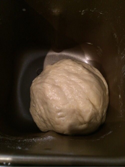 叉烧餐包,如图面包机启动发面团程序（1个半小时），启动8--10分钟的时侯加入15g<a style='color:red;display:inline-block;' href='/shicai/ 857'>植物油</a>；