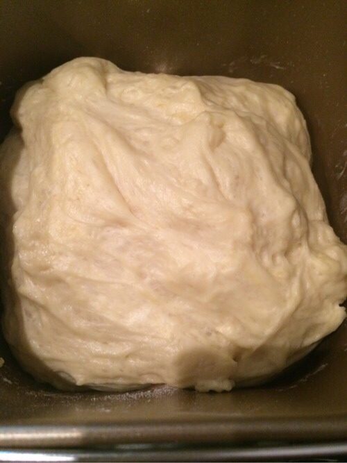 叉烧餐包,如图发面团程序结束后，面团发酵至2-3倍大；