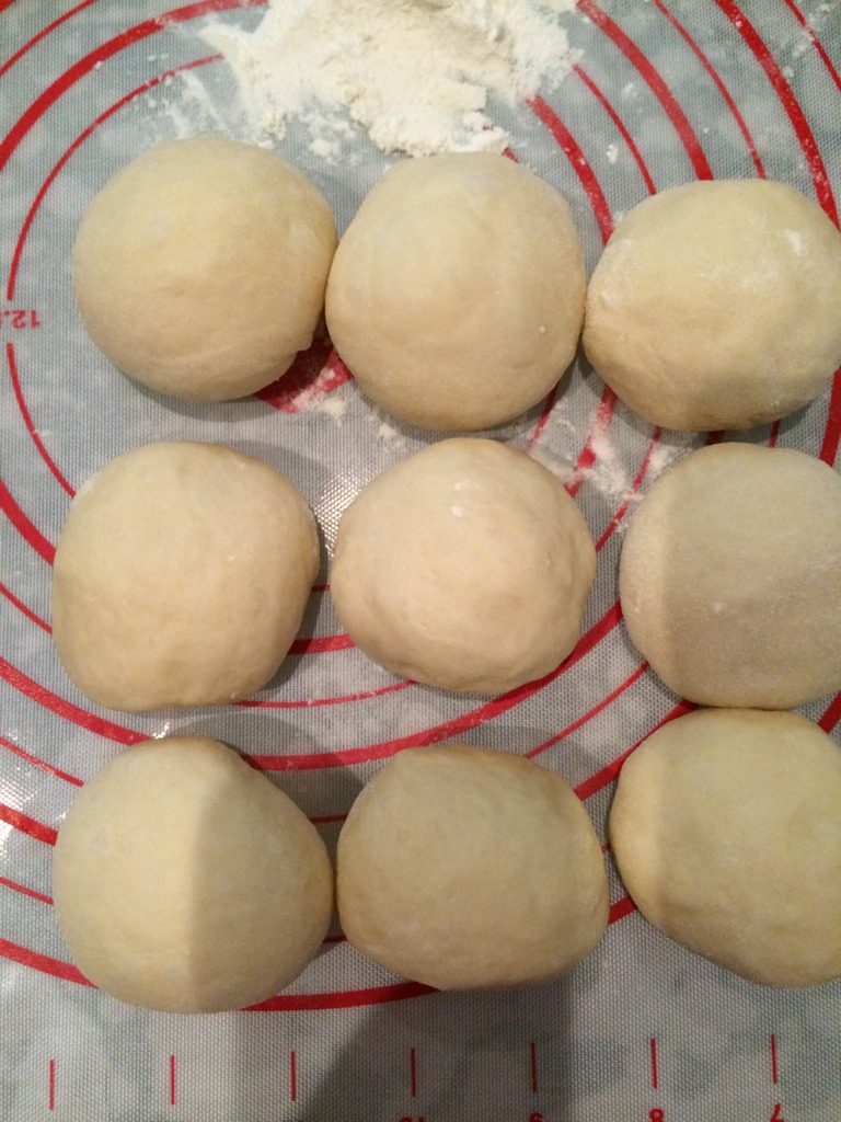 叉烧餐包,如图面团排气后分成9个大小相同的剂子，滚圆后静置醒面10分钟；