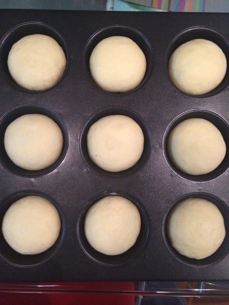 叉烧餐包,如图将剂子撖薄，加入叉烧末酱后包起来，搓圆后摆入9连模；