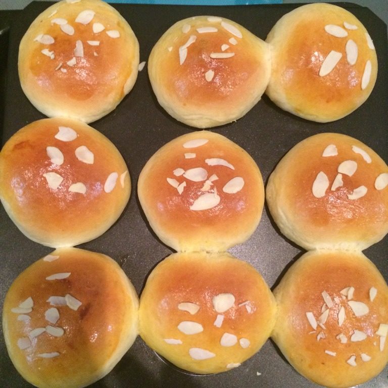 叉烧餐包,如图2发结束涂上蛋液的叉烧包坯子表面洒上少许<a style='color:red;display:inline-block;' href='/shicai/ 2451'>杏仁片</a>，放入预热好的烤箱中下格（我的烤箱共4格，放在第三格）烘烤，时间20分钟、温度150度、上下火。