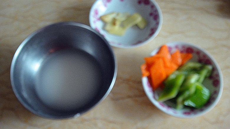 虾仁熘山药,准备水淀粉，生姜片，<a style='color:red;display:inline-block;' href='/shicai/ 25'>胡萝卜</a>片和<a style='color:red;display:inline-block;' href='/shicai/ 61'>青椒</a>片