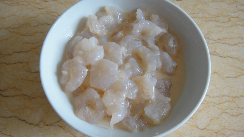虾仁熘山药,虾仁用盐,<a style='color:red;display:inline-block;' href='/shicai/ 718'>料酒</a>,生粉抓匀后进冰箱冷藏2小时