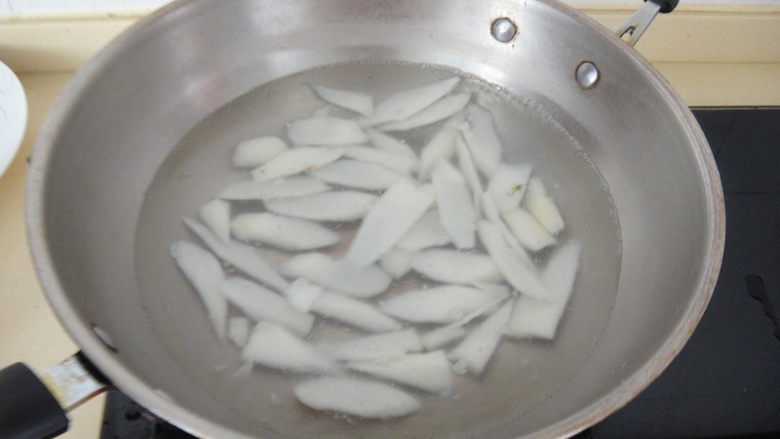 虾仁熘山药,锅内水开后加入山药焯水后捞起