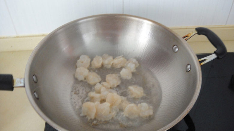 虾仁熘山药,温油下入虾仁炒至变色捞起